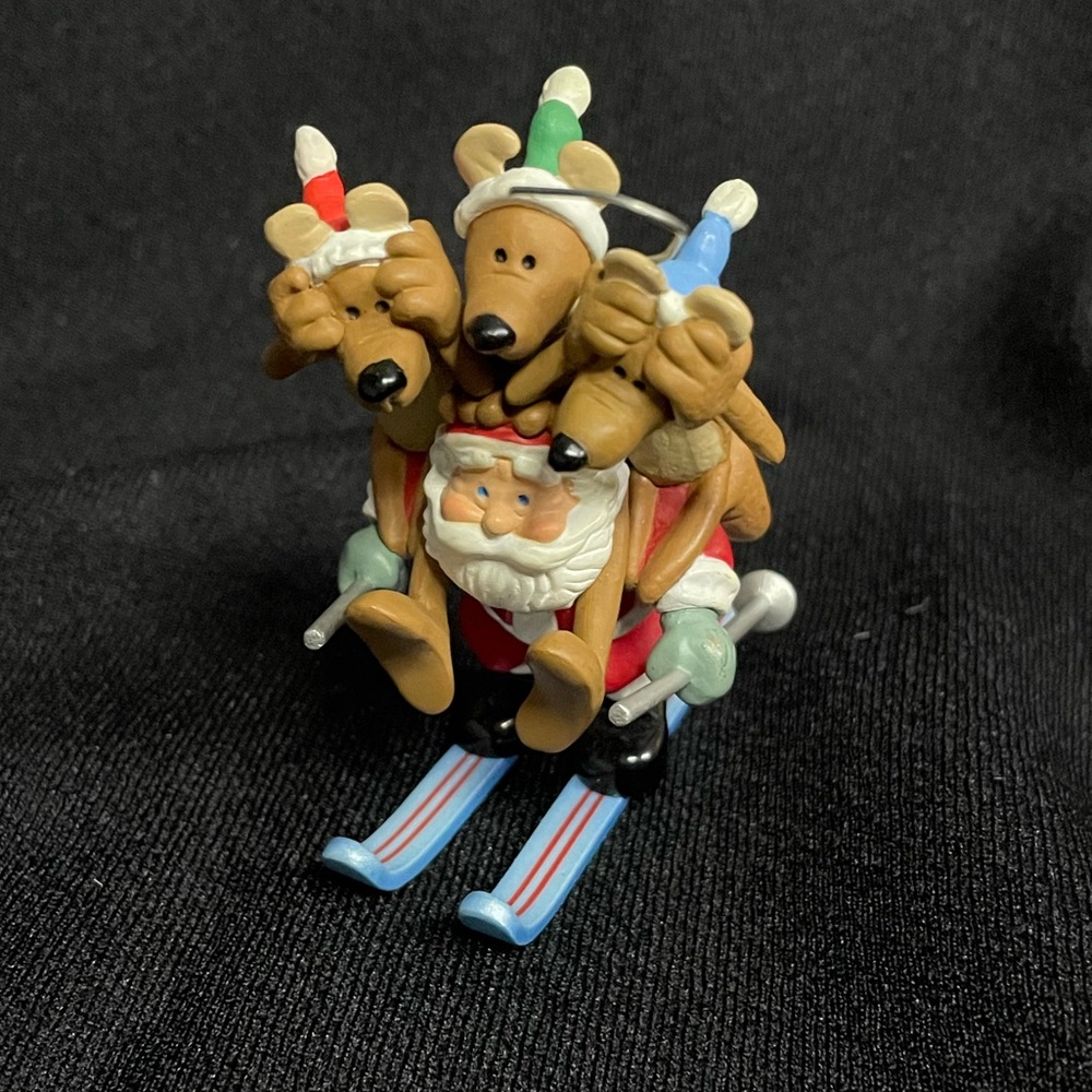 VTG 1998 Hallmark Keepsake Ornament ‘Downhill Dash’ w/ skiing Santa and reindeer